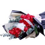send girlfriend flowers: red roses bouquet