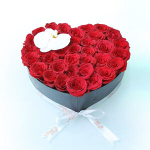 cut flower white and red roses in heart box