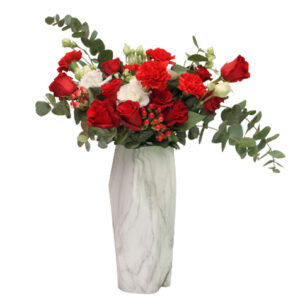 red roses in vase: